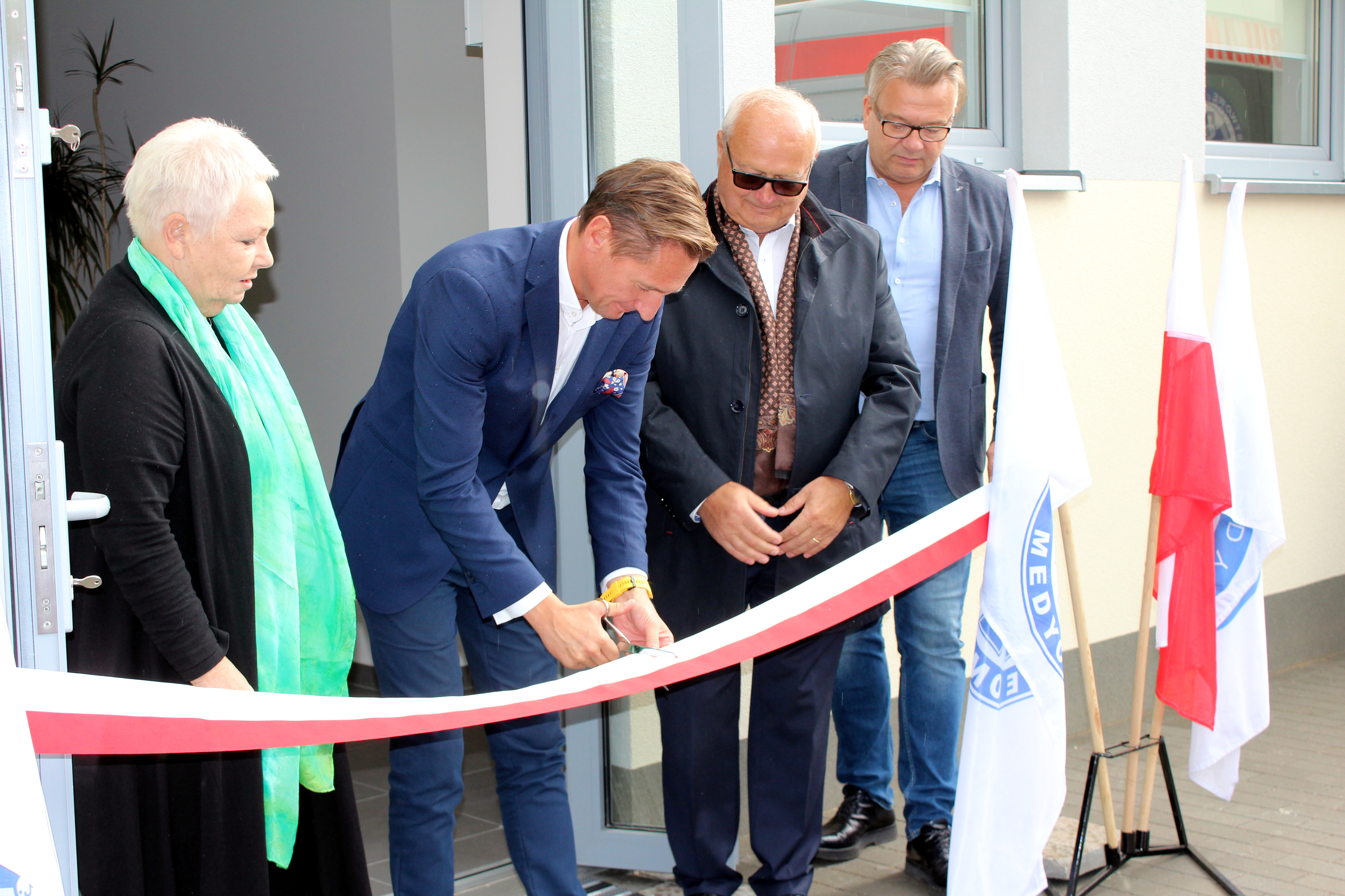 Uroczyste przecięcie wstęgi oznaczające zakończenie prac modernizacyjnych przy budynku filii WSPR w Łobzie. 