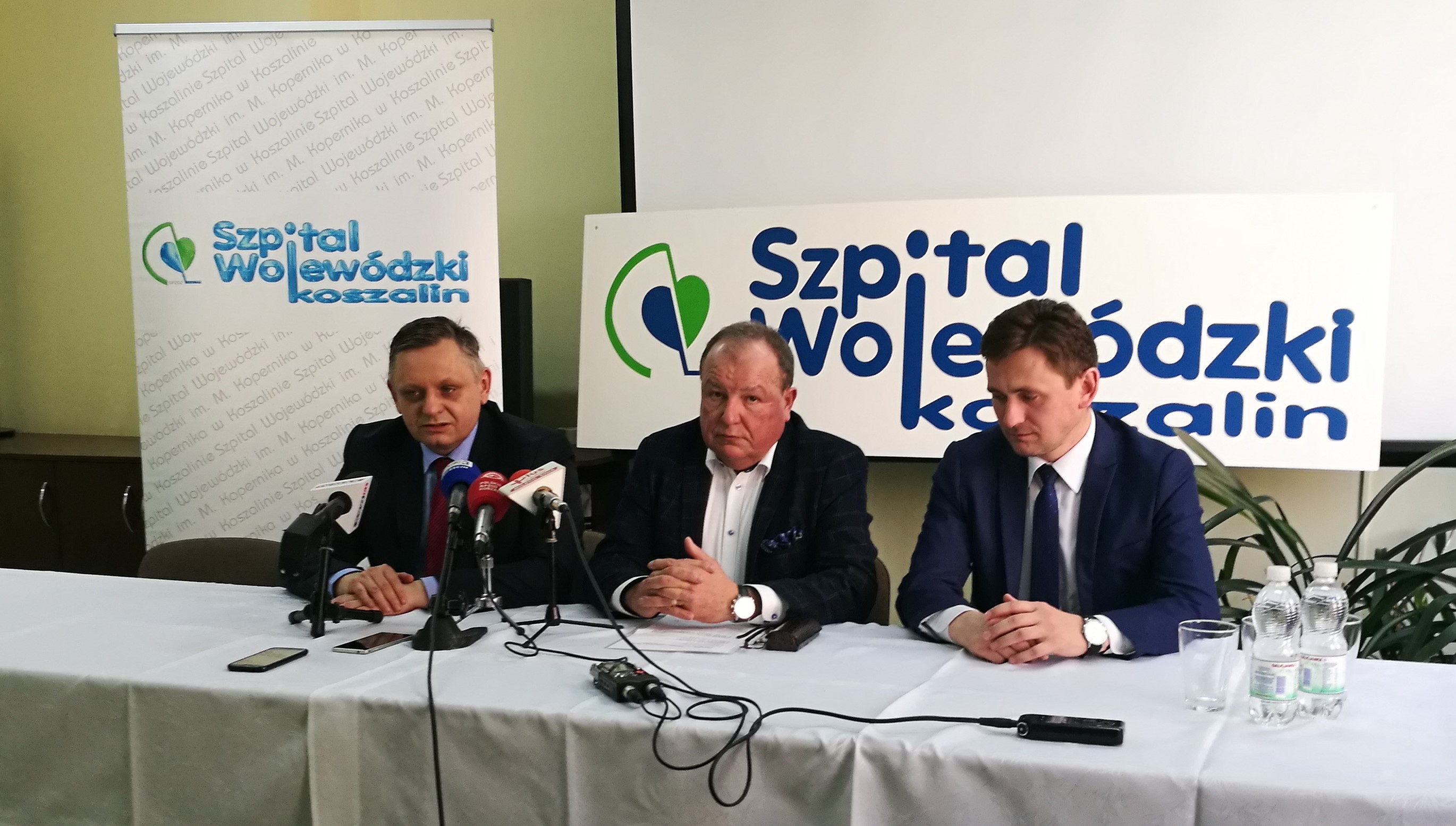 Wicemarszałek województwa Tomasz Sobieraj (z prawej) mówił, że środki unijne w wysokości 18 mln zł znacząco przyspieszą i pomogą w dalszej modernizacji Szpitala Wojewódzkiego w Koszalinie.