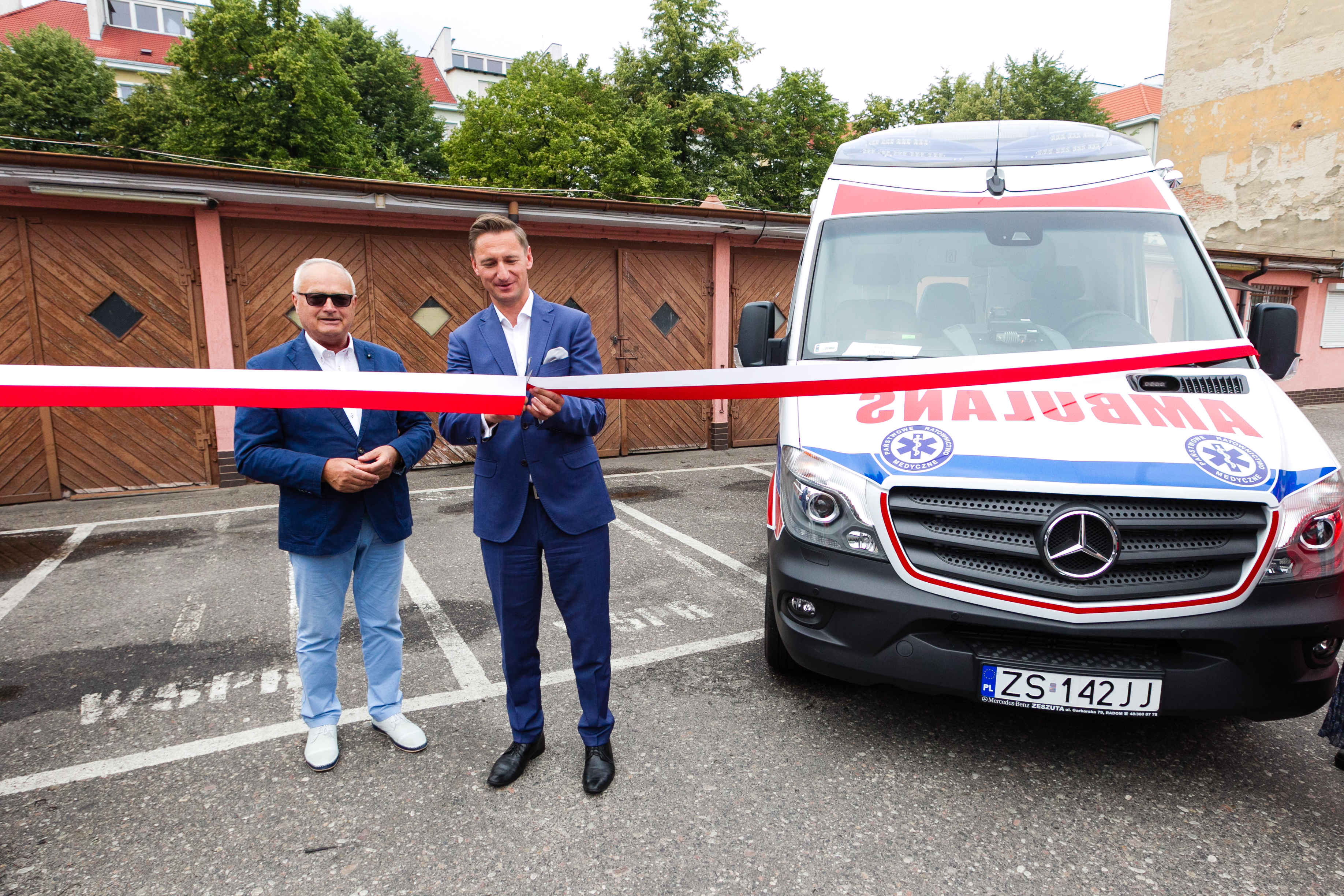 Marszałek województwa Olgierd Geblewicz (z prawej) oraz dyrektor WSPR w Szczecinie Roman Pałka uroczyście przekazali pierwsze, nowe ambulanse w ostatniego zakupu dokonanego przez Stację. 