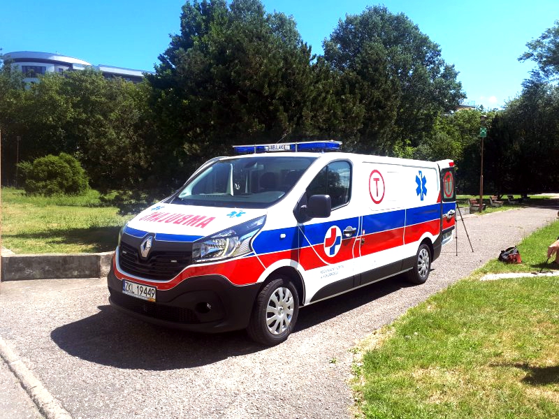 Przekazanie nowego ambulansu w Szpitalu Regionalnym w Kołobrzegu. Szpital w Kołobrzegu wzbogacił się o nową karetkę.