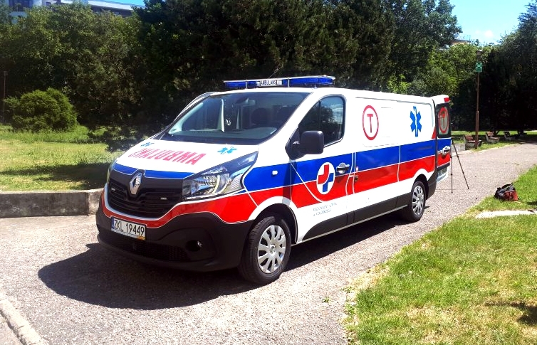 Przekazanie nowego ambulansu w Szpitalu Regionalnym w Kołobrzegu. Szpital w Kołobrzegu wzbogacił się o nową karetkę.