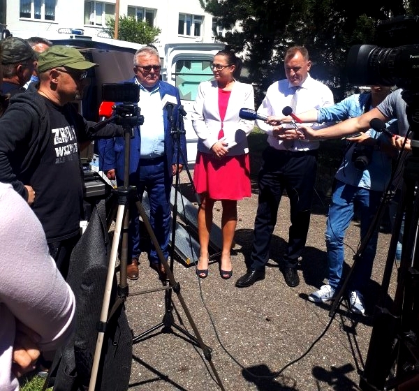 Przekazanie nowego ambulansu w Szpitalu Regionalnym w Kołobrzegu. Zaproszeni goście podkreślali jak ważny był zakup nowoczesnego ambulansu dla Szpitala Regionalnego w Kołobrzegu.