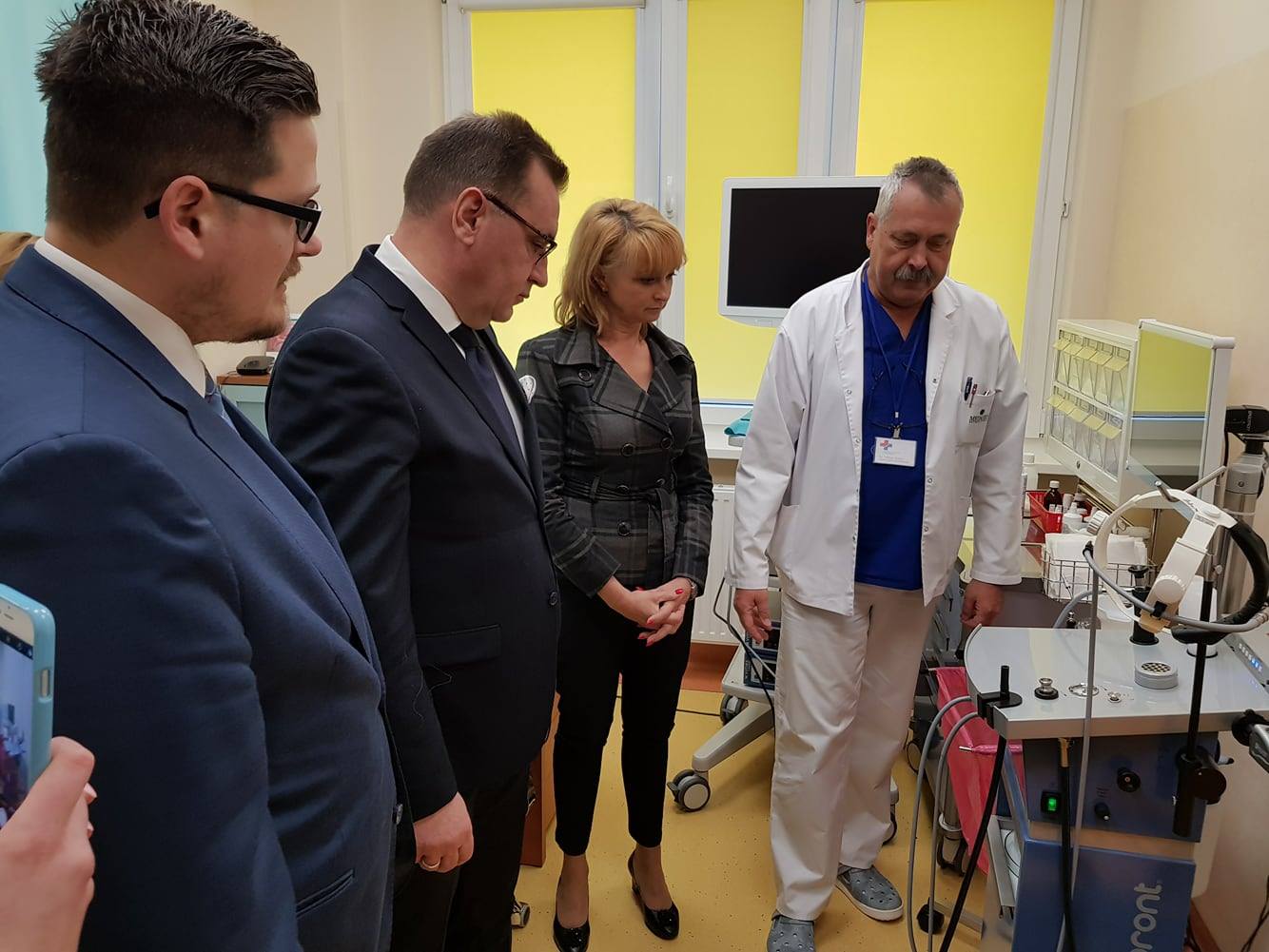 Członek Zarządu Województwa Anna Mieczkowska podczas otwarcia w nowym miejscu szpitala w Kołobrzegu poradni laryngologicznej miała okazję poznać także możliwości zakupionego sprzętu.  