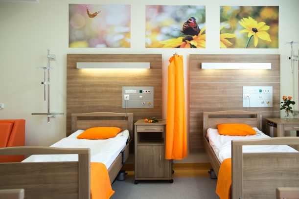 Nowe inwestycje w szpitalu wojewódzkim w Szczecinie w lokalizacji Arkońska to nowoczesne i komfortowe sale dla pacjentów. 