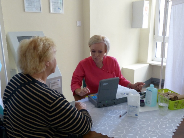 Lekarka bada Pacjentkę i przeprowadza wywiad