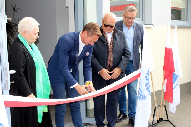 Otwarcie nowej filii WSPR w Łobzie. Uroczyste przecięcie wstęgi oznaczające zakończenie prac modernizacyjnych przy budynku filii WSPR w Łobzie.