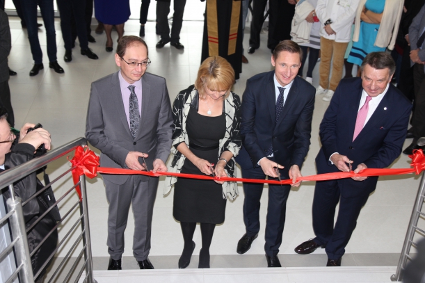 Uroczyste otwarcie w szpitalu w szczecińskich Zdrojach SOR-u dla dzieci i helikopterów. 