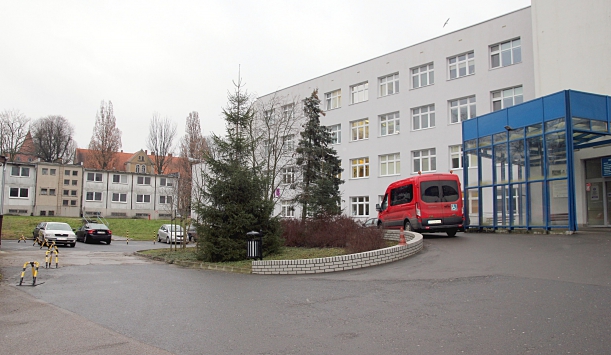 Druga z inwestycji polega na wyburzeniu dawnego pawilonu dyrekcji szpitala (na dalszym planie) i postawieniu na jego miejscu nowego obiektu oddziału neurologicznego i oddziału nefrologicznego połączonego z budynkiem „L”, czyli Centrum Zabiegowym. 