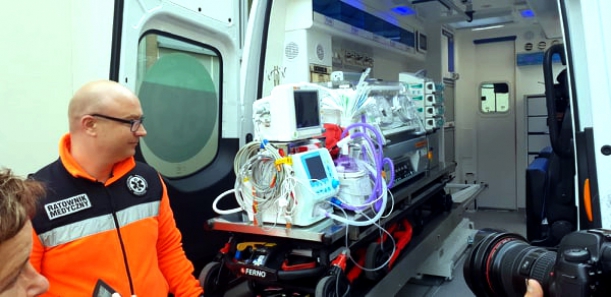 Przekazanie karetki neonatologicznej dla Szpitala Wojewódzkiego w Koszalinie. Nowa karetka neonatologiczna trafiła do Szpitala Wojewódzkiego w Koszalinie.