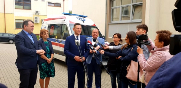 Przekazanie karetki neonatologicznej dla Szpitala Wojewódzkiego w Koszalinie. Nowa karetka neonatologiczna trafiła do Szpitala Wojewódzkiego w Koszalinie.