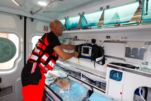 Anbulanse wyposażone są w najwyższej jakości sprzęt i aparaturę, co gwarantuje komfort pracy ratowników medycznych.