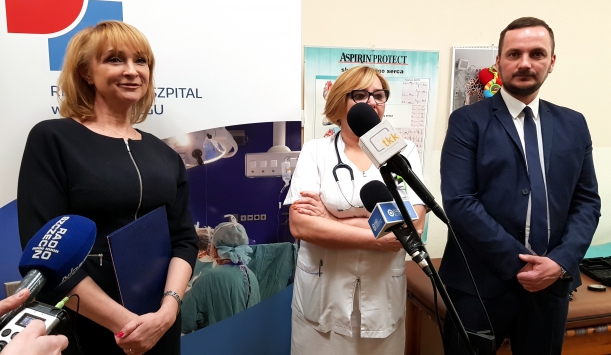 Członek Zarządu Województwa Zachodniopomorskiego Anna Mieczkowska (z lewej) przekazała dyrekcji szpitala w Kołobrzegu dobre wieści. Urząd Marszałkowski wesprze kolejny etap remontu medycznych przestrzeni kwotą 600 tys. zł. 