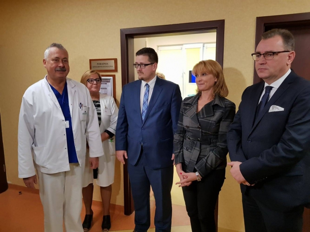 Oprócz członek Zarządu Województwa Anny Mieczkowskiej (druga z prawej) i dyrektora ecznicy w Kołobrzegu Tomasza Szymańskiego (drugi z lewej), w uroczystości udział wziął także starosta kołobrzeski Tomasz Tamborski (pierwszy z prawej) 