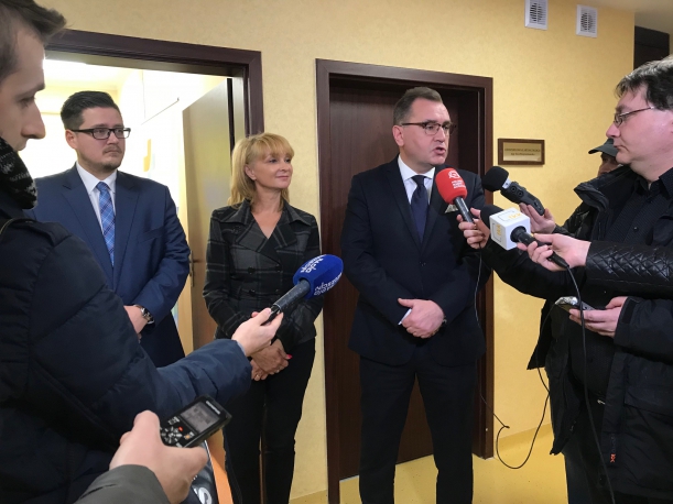 Członek Zarządu Województwa Anna Mieczkowska (druga z prawej) podczas konferencji prasowej poprzedzającej otwarcie nowych medycznych przestrzeni w szpitalu w Kołobrzegu, gratulowała dyrekcji placówki konsekwencji w prowadzeniu istotnych dla lecznicy inwes