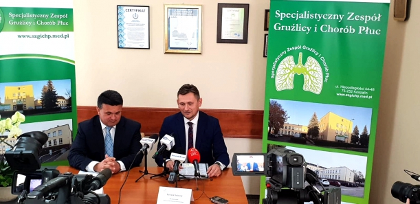 Wicemarszałek województwa Tomasz Sobieraj (z prawej) oraz dyrektor SZGiChP w Koszalinie przed podpisaniem umowy opowiedzieli o szczegółach rozbudowy placówki o Centrum Opieki Długoterminowej. 