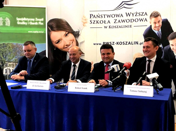 Wicemarszałek województwa Tomasz Sobieraj (pierwszy z prawej) uczestniczył w konferencji przedstwiajacej projekt utwozrenia w koszalińskiej PWSZ Centrum Symulacji medycznej.