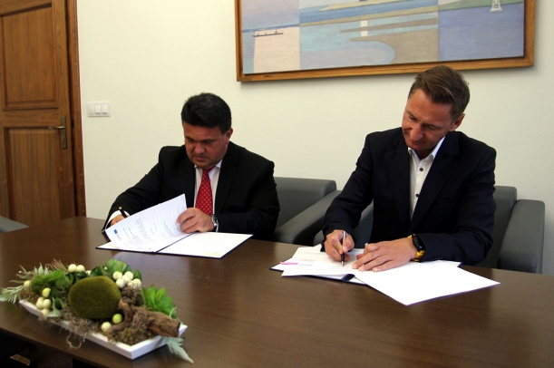 Dodatkowe środki dla SZGiCHP w Koszalinie. Marszałek województwa Olgierd Geblewicz (z lewej) oraz dyrektor SZGiCHP w Koszalinie podpisali porozumienie zwiększające unijne wsparcie na inwestycję placówki w bezpieczeństwo pacjentów.