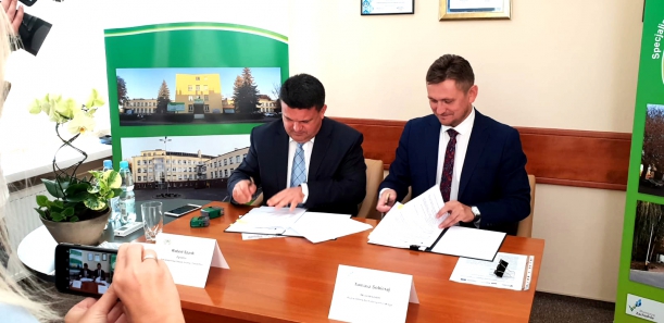 Wicemarszałek województwa Tomasz Sobieraj (z prawej) oraz dyrektor SZGiChP w Koszalinie podpisali umowę na rozbudowę placówki o Centrum Opieki Długoterminowej. 