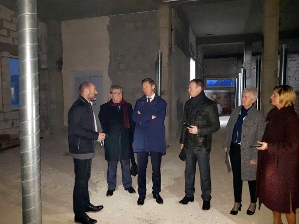 Wizytę marszałka województwa Olgierda Geblewicza w szpitalu w Gryficach oraz podpisanie umowy zakończył spacer po miejscu przyszłej inwestycji. 