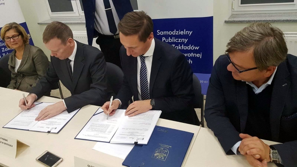 Marszałek województwa Olgierd Geblewicz (trzeci z prawej) oraz dyrektor gryfickiej lecznicy Piotr Sołtysiński (trzeci z lewej) podpisali umowę, dzięki której rozpocznie się modernizacja tzw. „budynku 90-łóżkowego”. 