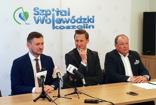 Podpisanie umowy pomiędzy Urzędem marszałkowskim, a Szpitalem Wojewódzkim w Koszalinie na zakup nowoczesnego aparatu RTG. Władze samorządu województwa oraz dyrekcja Szpitala Wojewódzkiego w Koszalinie podczas podpisania umowy związanej z zakupem nowoczesnego aparatu RTG.