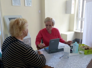 Lekarka bada Pacjentkę i przeprowadza wywiad