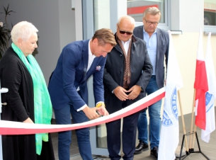Uroczyste przecięcie wstęgi oznaczające zakończenie prac modernizacyjnych przy budynku filii WSPR w Łobzie. 