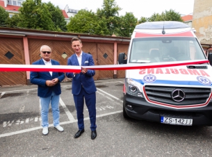 Marszałek województwa Olgierd Geblewicz (z prawej) oraz dyrektor WSPR w Szczecinie Roman Pałka uroczyście przekazali pierwsze, nowe ambulanse w ostatniego zakupu dokonanego przez Stację. 