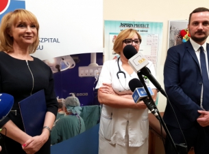 Członek Zarządu Województwa Zachodniopomorskiego Anna Mieczkowska (z lewej) przekazała dyrekcji szpitala w Kołobrzegu dobre wieści. Urząd Marszałkowski wesprze kolejny etap remontu medycznych przestrzeni kwotą 600 tys. zł. 