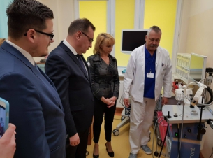Członek Zarządu Województwa Anna Mieczkowska podczas otwarcia w nowym miejscu szpitala w Kołobrzegu poradni laryngologicznej miała okazję poznać także możliwości zakupionego sprzętu.  