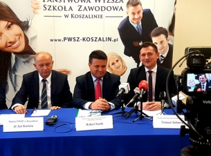 Konferencja prasowa poświęcona została szczegółom utworzenia Centrum Symulacji Medycznych, których koszt PWSZ w Koszalinie oszacowała na 2,6 mln zł. 