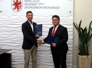 Marszałek województwa Olgierd Geblewicz (z lewej) oraz dyrektor SZGiCHP w Koszalinie pogratulowali sobie podpisania porozumienia zwiększającego unijne wsparcie na inwestycję placówki w bezpieczeństwo pacjentów. 