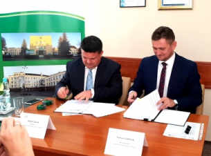 Wicemarszałek województwa Tomasz Sobieraj (z prawej) oraz dyrektor SZGiChP w Koszalinie podpisali umowę na rozbudowę placówki o Centrum Opieki Długoterminowej. 