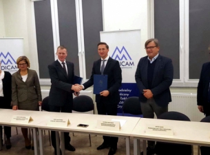 Dzięki podpisanej przez marszałka województwa Olgierda Geblewicza (trzeci z lewej) oraz dyrektora szpitala Piotra Sołtysińskiego (trzeci z prawej) umowie, warta 35 mln zł modernizacja tzw. „budynku 90-łóżkowego” placówki otrzyma ponad 31 mln zł unijnego w