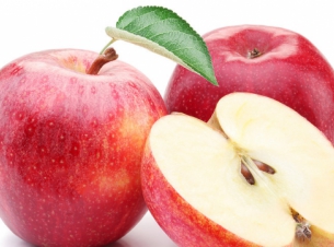 Trzy jabłka,jedno przekrojone