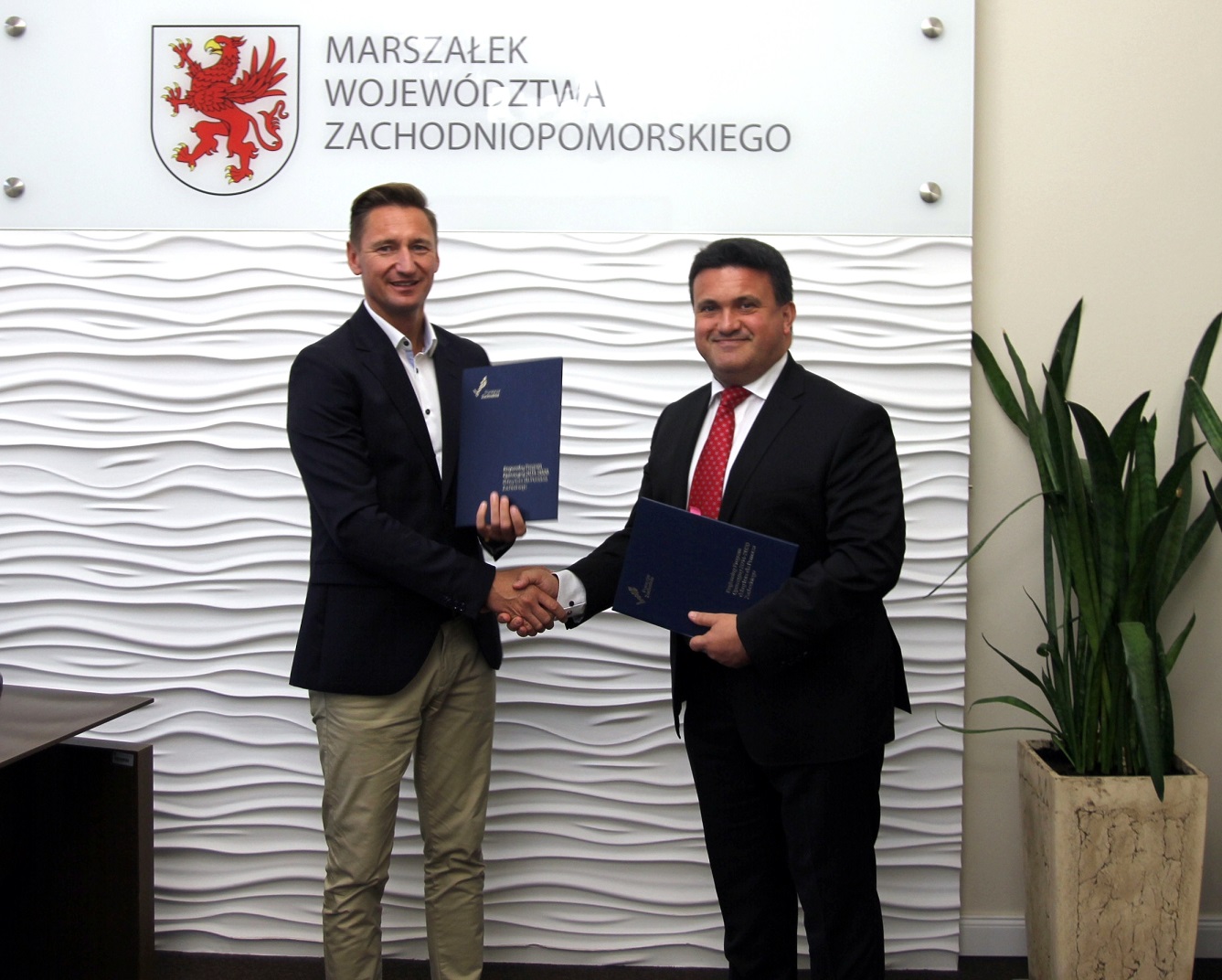 Dodatkowe środki dla SZGiCHP w Koszalinie. Marszałek województwa Olgierd Geblewicz (z lewej) oraz dyrektor SZGiCHP w Koszalinie pogratulowali sobie podpisania porozumienia zwiększającego unijne wsparcie na inwestycję placówki w bezpieczeństwo pacjentów.