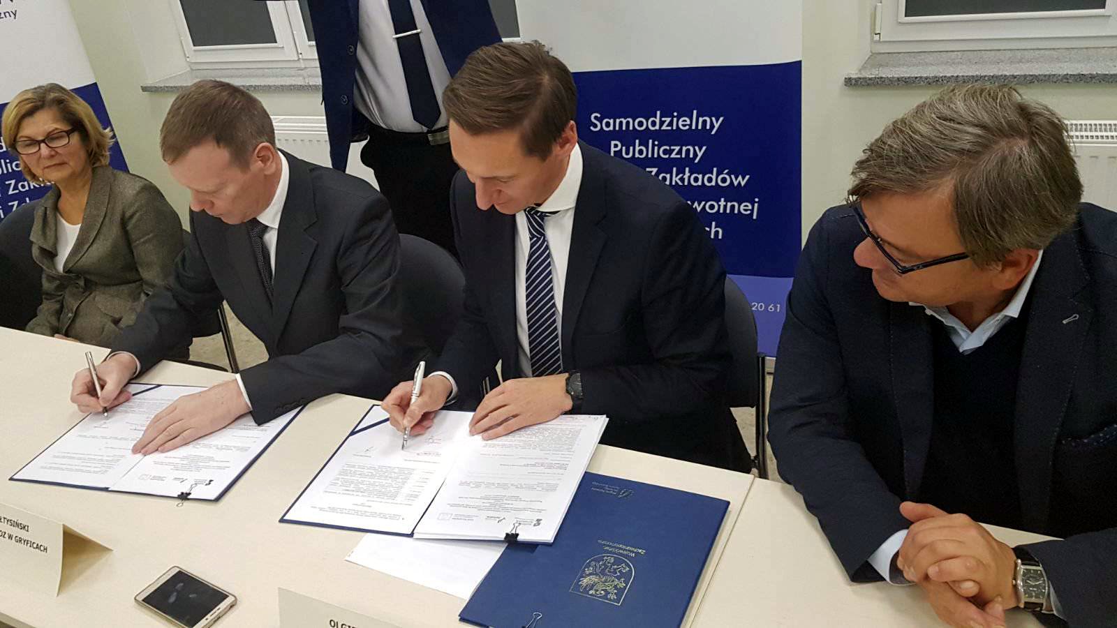 Marszałek województwa Olgierd Geblewicz (trzeci z prawej) oraz dyrektor gryfickiej lecznicy Piotr Sołtysiński (trzeci z lewej) podpisali umowę, dzięki której rozpocznie się modernizacja tzw. „budynku 90-łóżkowego”.