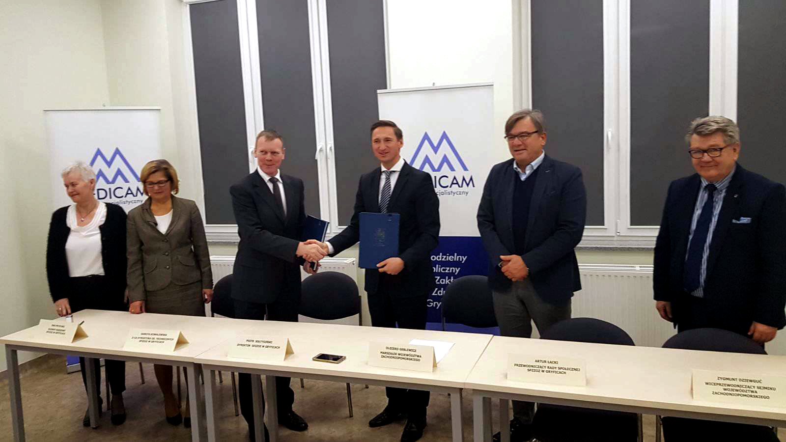 Dzięki podpisanej przez marszałka województwa Olgierda Geblewicza (trzeci z lewej) oraz dyrektora szpitala Piotra Sołtysińskiego (trzeci z prawej) umowie, warta 35 mln zł modernizacja tzw. „budynku 90-łóżkowego” placówki otrzyma ponad 31 mln zł unijnego w